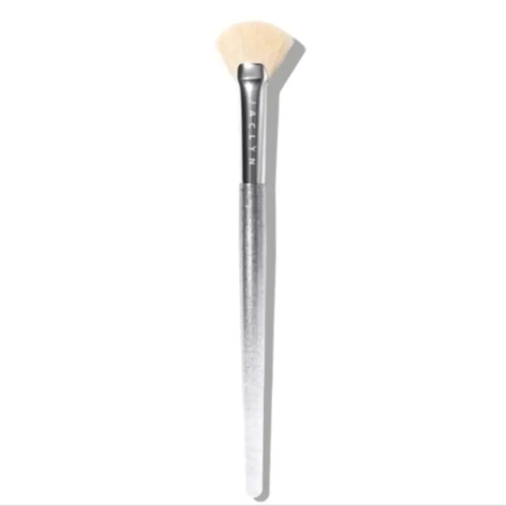 Jaclyn‎ Cosmetics Beaming Light Highlighter Brush